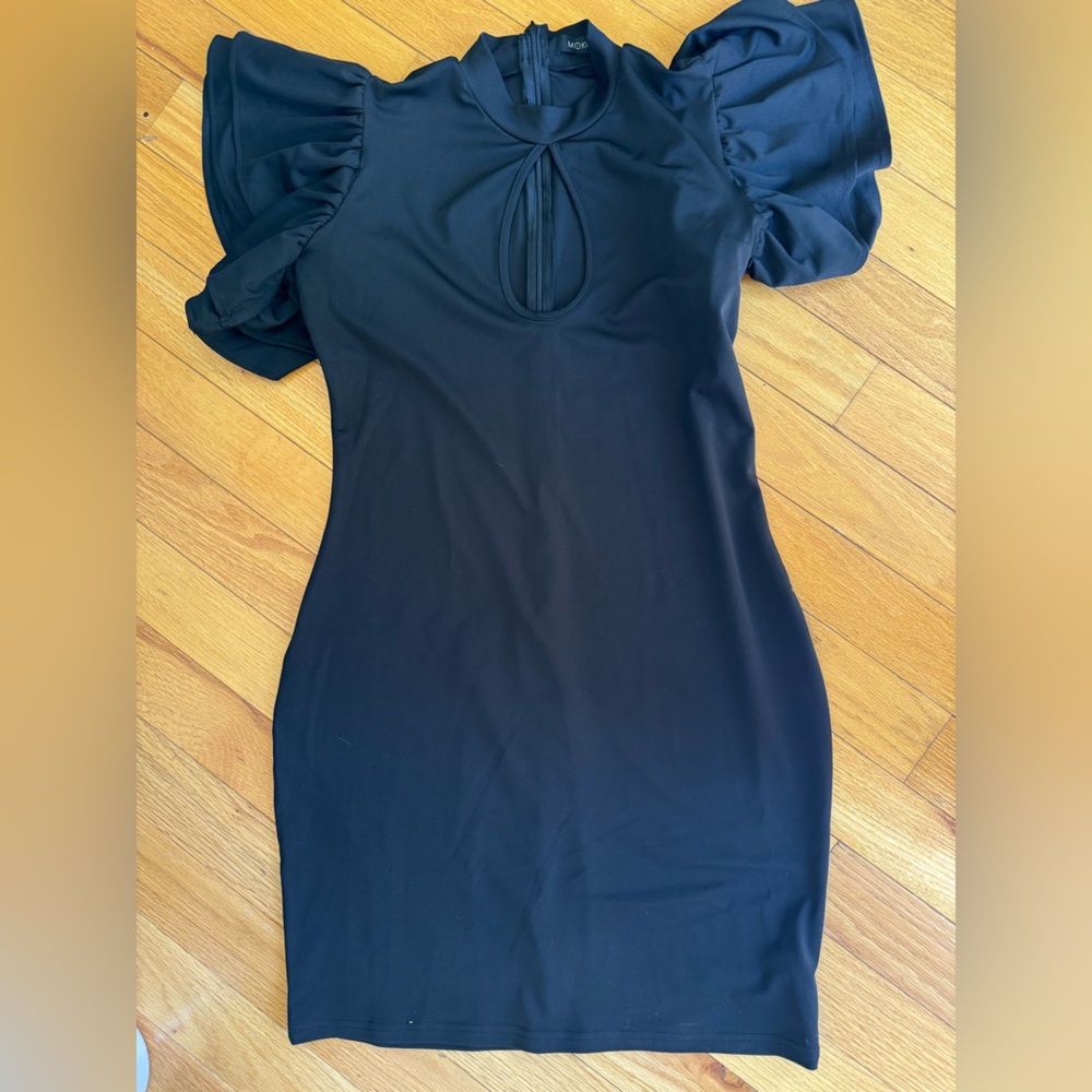 Elegant Black Keyhole Dress with Puffed Shoulders